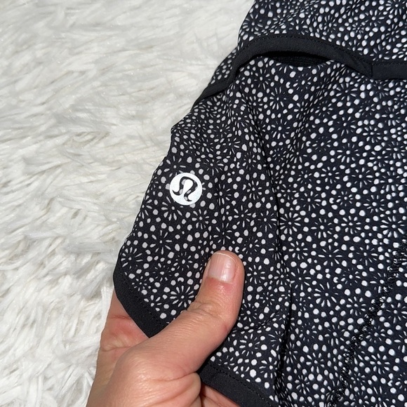 Lululemon Speed Short 4-way Stretch 2.5" Freckle Flower Black White / Black - Picture 4 of 5
